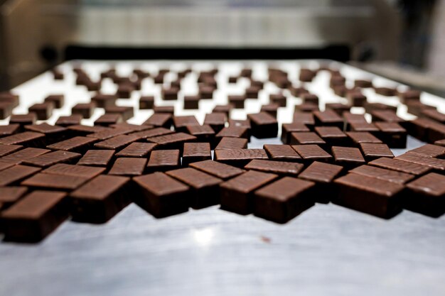 Productie van chocoladesuikergoed Snoepjes op transportband in fabriek