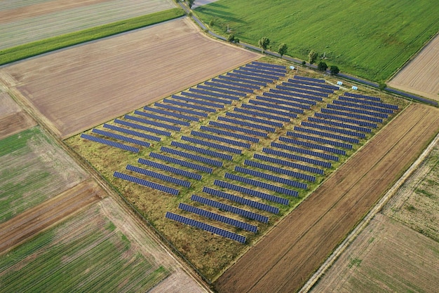 Productie van zonne-energie met behulp van zonnepanelen in het veld van bovenaf