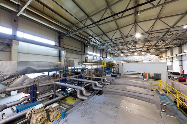 Productielijn van metalen tegels voor dak. Staalvormmachine in de werkplaats van de metaalbewerkingsfabriek