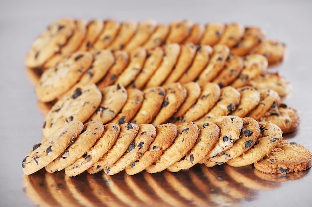 Productielijn voor het bakken van koekjes close-up