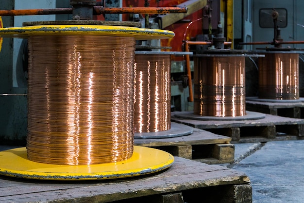 工場でのリールの銅線青銅ケーブルの生産