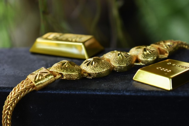 Production of jewelry from gold bars