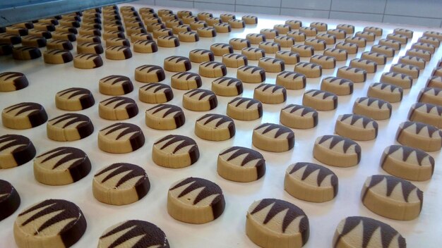 Foto linea di produzione di biscotti da forno in cioccolato sul nastro trasportatore