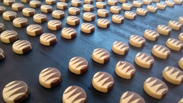 Foto linea di produzione di biscotti da forno in cioccolato sul nastro trasportatore