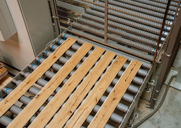 Linea di produzione della fabbrica di pavimenti in legno. macchina automatica per la lavorazione del legno cnc.