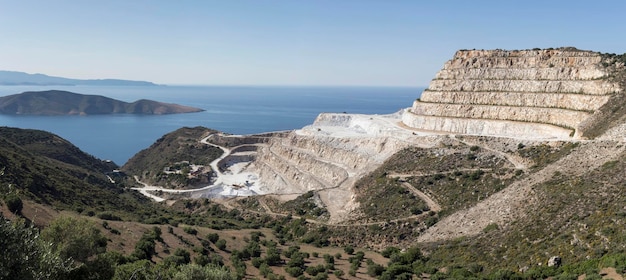 海ギリシャ島クレタ島の背景に大理石の山の大理石の採石場の生産