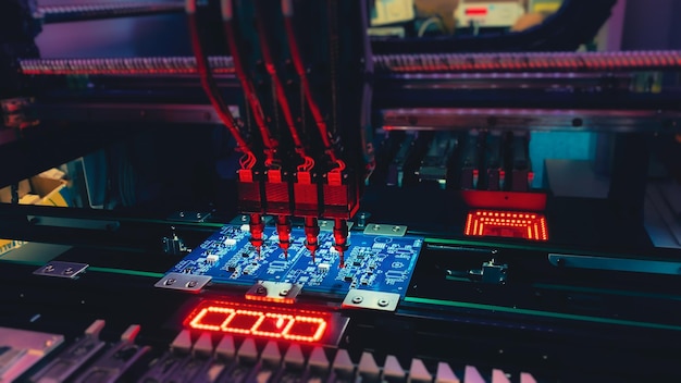 Foto produzione di moderni chip per computer su macchine smt