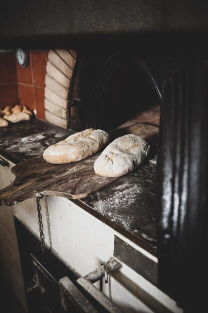 사진 빵집에서 나무 오븐으로 구운 빵 생산.
