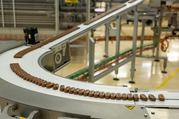 写真 チョコレートバーの製造製菓工場