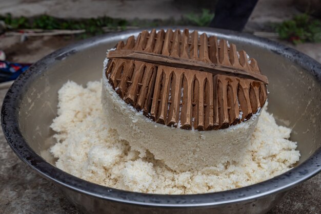 The production process of traditional Chinese snacks, rice strips, is a delicacy made from rice