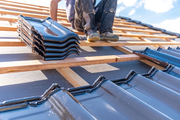 Production of roofs from ceramic fired tiles on a family house.