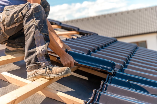 Production of roofs from ceramic fired tiles on a family house.