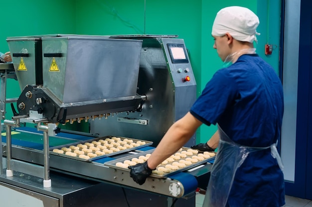 Foto produzione di biscotti di pasta frolla in uno stabilimento dolciario.