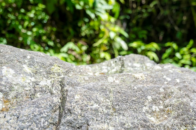 Productpresentatieconcept Ideeën in de natuur, rotsen met natuurlijke bokeh-achtergronden kunnen worden gebruikt voor productdisplays.