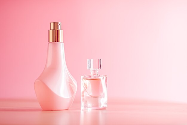 Productpromotie bloemenparfums op roze achtergrond