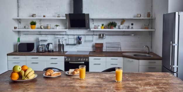 Prodotti e vista sfocata dell'interno della cucina sullo sfondo