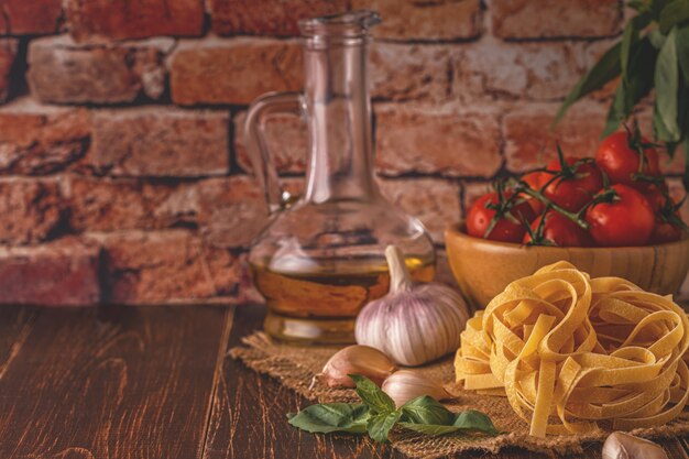 Foto prodotti per la cucina: pasta, pomodori, aglio, olio d'oliva e vino rosso