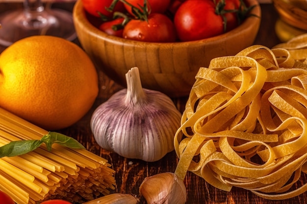 파스타, 토마토, 마늘, 올리브 오일 및 적포도주 요리 용 제품