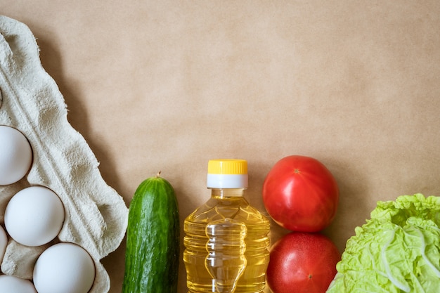 製品は、背景、卵のシリアル、野菜の上にあります