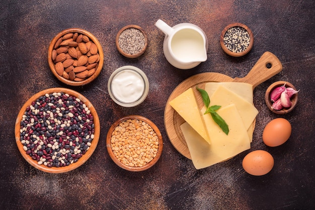 Продукты, богатые кальцием на темном фоне. Здоровое питание. Вид сверху.
