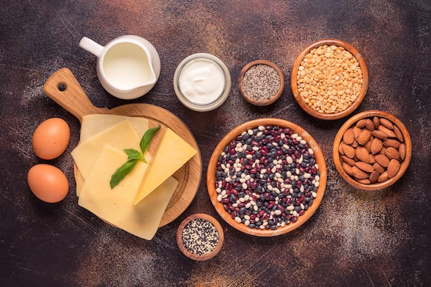 Продукты, богатые кальцием на темном фоне. Здоровое питание. Вид сверху.