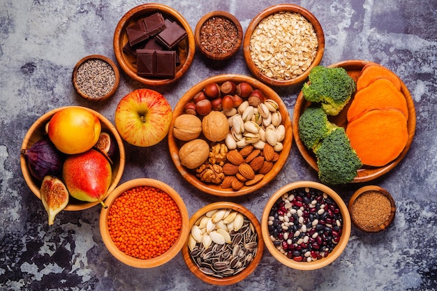 Продукты, богатые клетчаткой. Здоровое диетическое питание. Вид сверху.