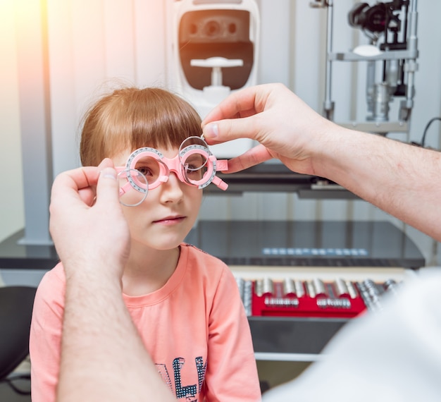 Proefframe. Brilrecept voor een kind. Hypermetropie van het kind. Bijziendheid van het kind. Bijziendheid van het kind. Bijziendheid van het kind. Ametropiecorrectie met bril.