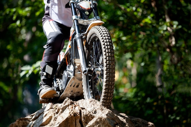 Proeft motorfiets terwijl de concurrentie in het wild