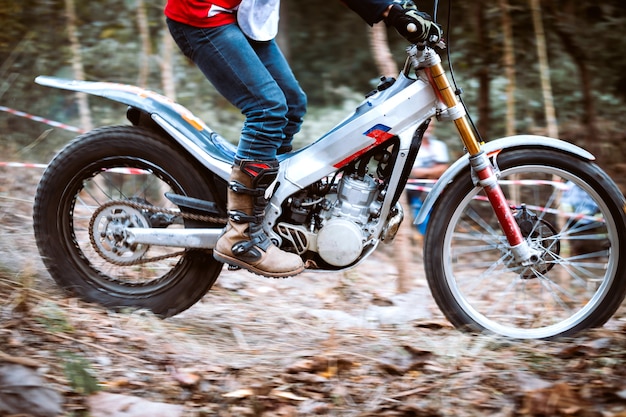 Foto proeft motorfiets terwijl de concurrentie