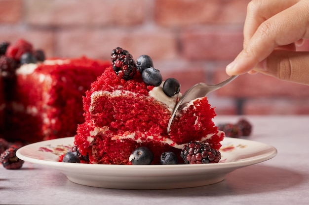 Proeven van een stukje Red Velvet cake