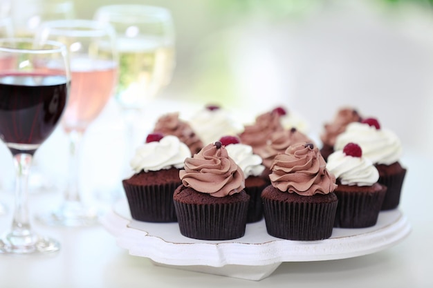 Proeverij van wijn en chocolade cupcakes close-up