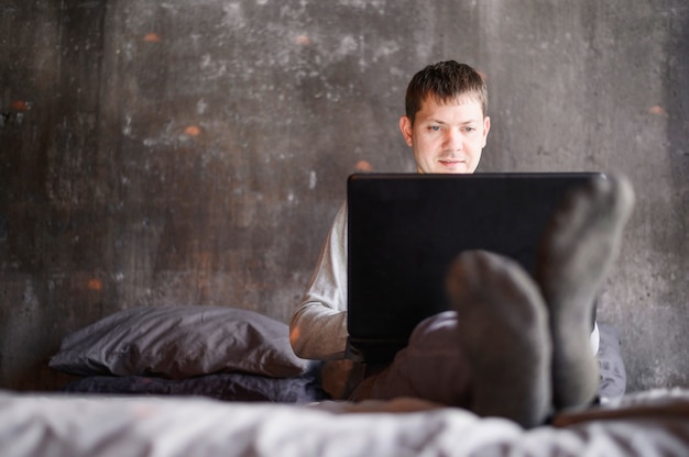 Foto maschio adulto professionale che lavora da casa