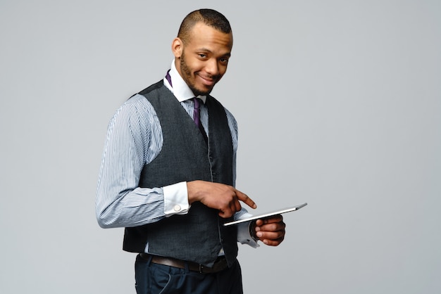 Профессиональный афро-американский деловой человек, держа планшетный ПК.