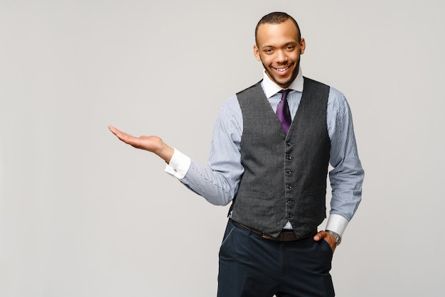 Профессиональный афро-американский деловой человек - представляя очки руку на копией пространства.