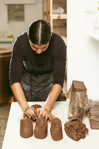 Foto lavoro artigianale professionale in officina