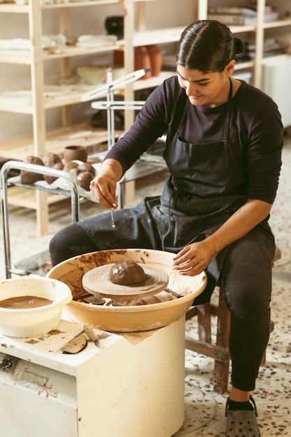 Foto lavoro artigianale professionale in officina