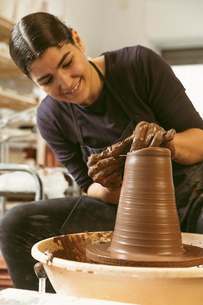 Foto lavoro artigianale professionale in officina