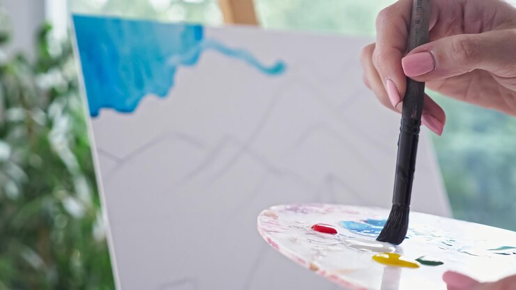 Photo プロのアーティストが絵筆のクローズ アップで風景を描く