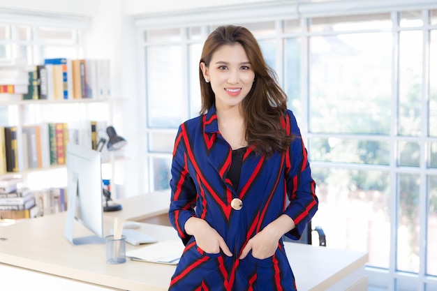 Профессиональная азиатская красивая женщина в рубашке с длинным рукавом офисная леди, стоящая на работе