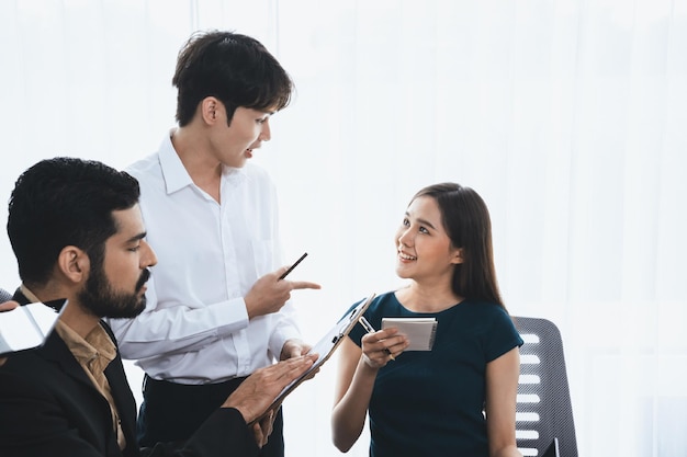 専門的なアジアの従業員は、企業オフィスでチームとして協力し、ビジネスプランやデータを話し合って、ラップトップを使って机上で成功を収めます。現代のオフィスワーカーのチームワークコンセプトコンコード