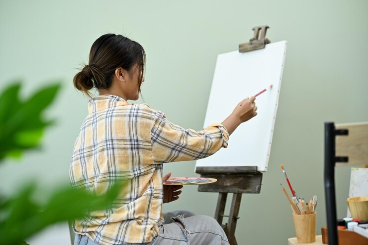 Photo スタジオでキャンバスに絵を描くプロのアジアの女性アーティスト ワークショップで描く女性画家