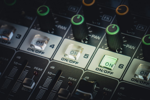 Mixer audio professionale con manopole e barre di scorrimento per regolare il suono