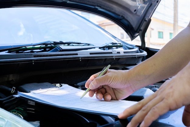 Foto meccanico professionista che lavora nel primo piano del servizio di riparazione concetto di diagnostica per auto