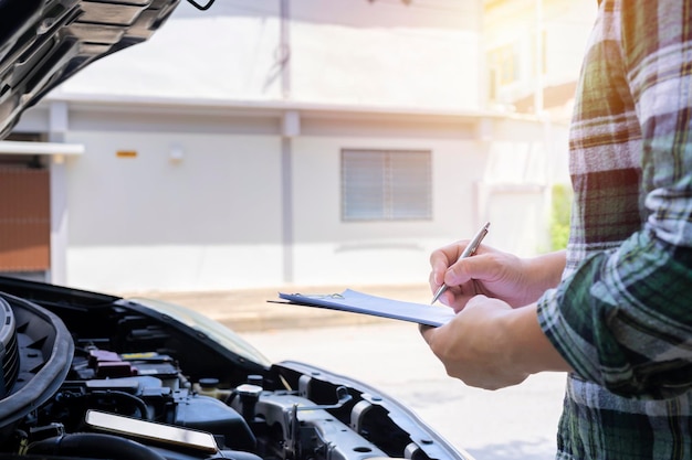 Foto meccanico professionista che lavora nel primo piano del servizio di riparazione concetto di diagnostica per auto