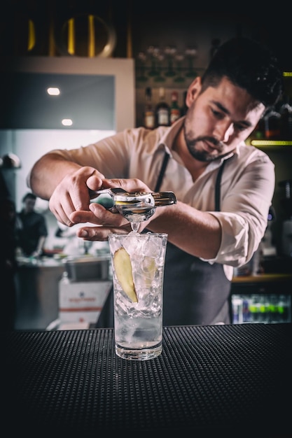 Photo professional bartender making cocktail