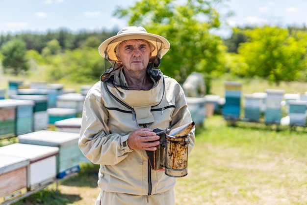 Apicoltore professionista che lavora in tuta protettiva ritratto di apicoltore