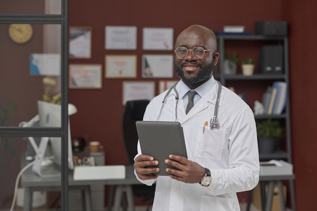 직업 의 흑인 의사 가 직장 에서 포즈 를 취하고 있다