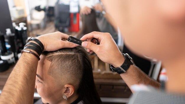 写真 プロのブラジル人理師が剃刀で女の子のを理店で仕上げている