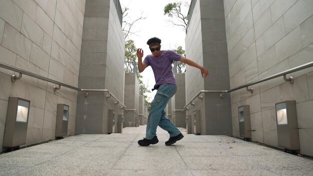 写真 プロのブレイクダンサーが狭い廊下でストリートダンスを活発に披露する