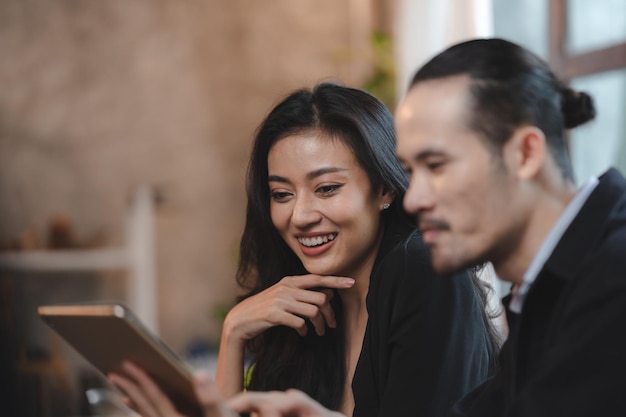 Foto la riunione di lavoro di squadra del partner professionale del collega di lavoro e la conversazione con la comunicazione di lavoro del lavoro di squadra freelance dell'uomo d'affari e della donna d'affari stanno discutendo insieme nell'ufficio dello spazio di coworking